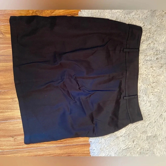 Black zip up skirt - Picture 3 of 3